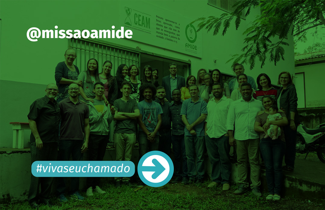 Alunos em frente ao prédio do Ceam / Amide